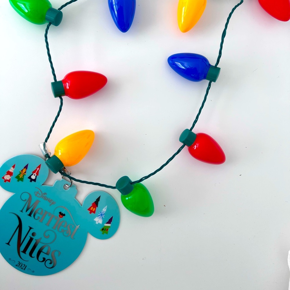 Disneyland limited edition ‘merriest nights 2021’ lanyard